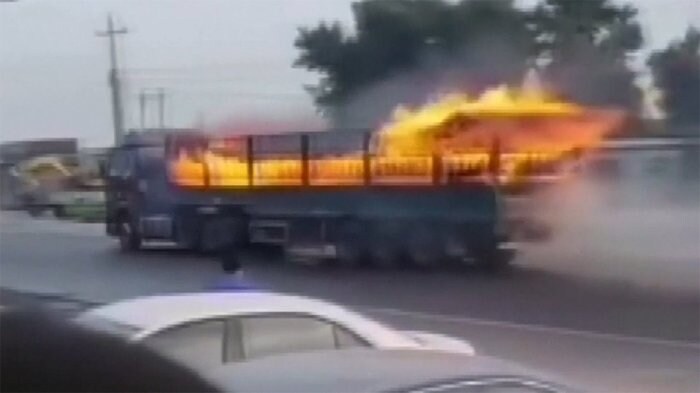 危機一髪! 炎を上げて走るトラック 中国