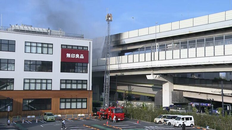 爆発音に炎と黒煙…首都高速中央環状線外回りでキャリアカーが炎上し消火活動続く　周辺の店舗は営業見合わせ　東京・板橋区　｜FNNプライムオンライン