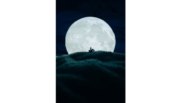 「めっちゃ幻想的」外出せずに壮大な“月の写真”を撮影…驚きの発想がTwitterで話題