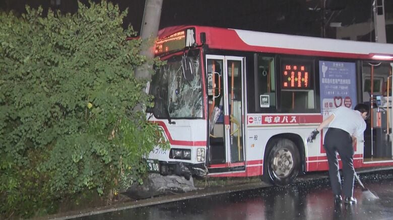 田んぼと電柱にそれぞれ突っ込む…軽乗用車と路線バスが出合い頭に衝突し軽の運転手ケガ バスは前部大破もケガ人なし｜FNNプライムオンライン