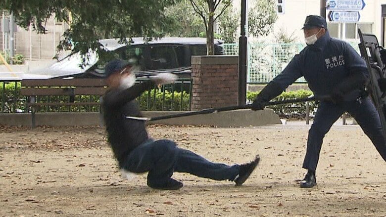 ここまでリアル!？コンビニ強盗はどこだ 「カラーボール」から身柄確保まで　東京･杉並区で対処訓練｜FNNプライムオンライン