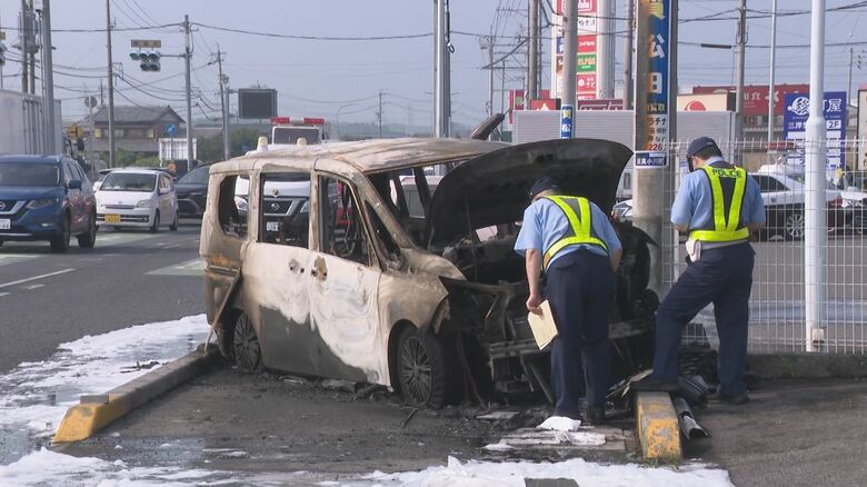 「弾みで吸っていたタバコ落とした」軽自動車と衝突した車の助手席側から煙が上がり炎上 運転手は降りた後で軽傷｜FNNプライムオンライン