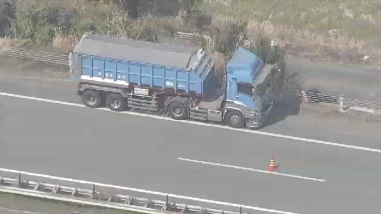 九州道上りでトラックなど4台が絡む玉突き事故　8人搬送　玉名PA～八女IC間で約14キロ渋滞　福岡・みやま市（20日 午前11時40分現在）｜FNNプライムオンライン