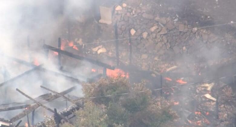 テレビの裏のコンセントが火元か…　広島・安佐北区の住宅が全焼　住人の親子は避難して無事、けが人なし｜FNNプライムオンライン