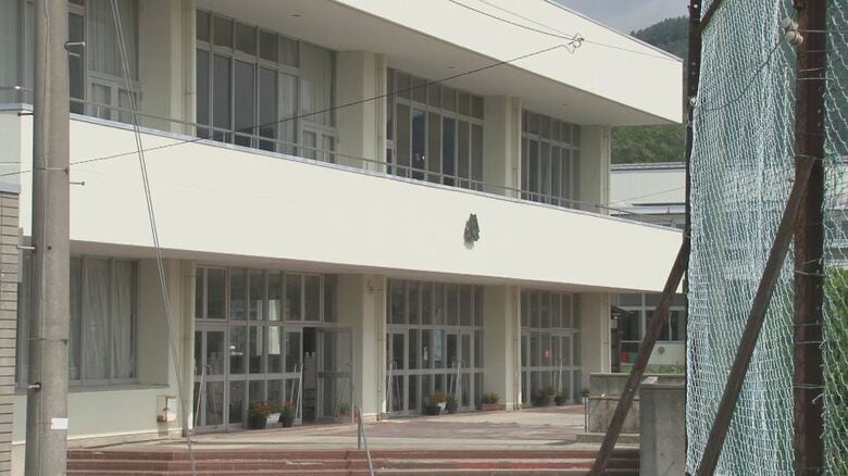 「午後に小学校を爆破する」周辺に文書が数十枚　午前中で授業を切り上げて児童が下校　これまでに不審物や異常は確認されず｜FNNプライムオンライン
