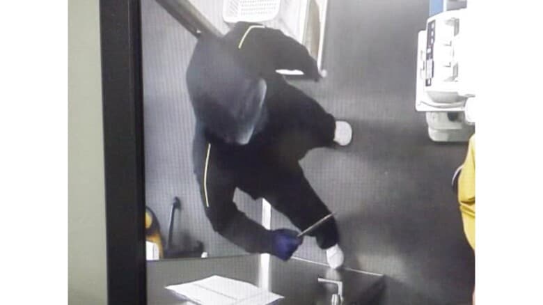 【続報】境港市スーパー強盗事件で逃走中の犯人の画像公開…店員脅し現金約270万円奪う（鳥取）｜FNNプライムオンライン