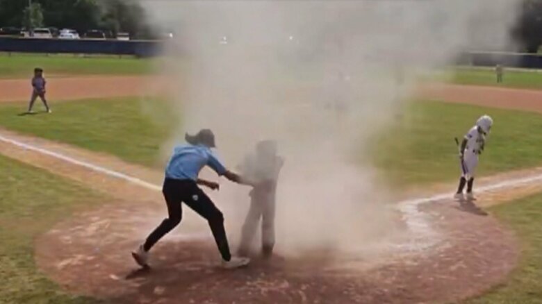 少年野球大会で巨大な“つむじ風”が7歳の少年を襲う！　絶体絶命の危機を救った17歳のヒーロー【米・フロリダ州】｜FNNプライムオンライン