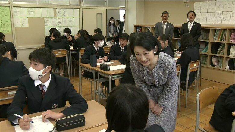 結核の授業で生徒と話される紀子さま(市立清瀬第二中学校)