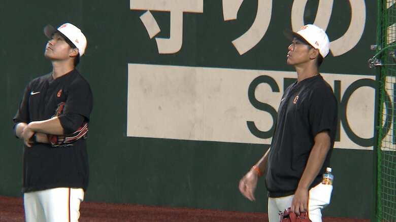 菅野の練習を見守る杉内コーチ（左）と内海コーチ（右）