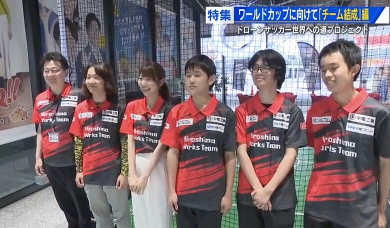 日本ドローンサッカー連盟広島支部が代表選手5人を選出。一番左は横川慶治監督