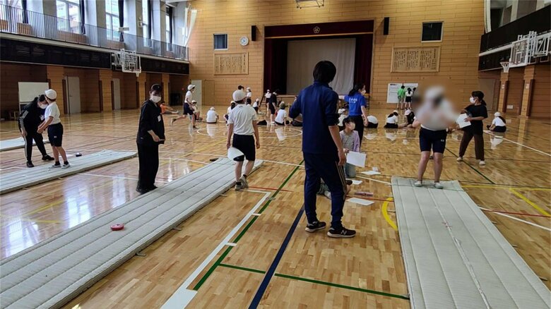 6年生の体力測定が行われていた体育館では、マスクをしている児童が目立った（6月1日）