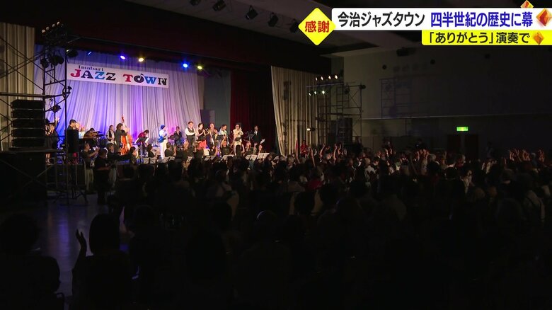 メインステージに響くスウィングキッスの演奏に観客も盛り上がる