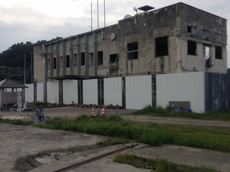 震災後の旧町役場　津波の傷跡が生々しい（2016年撮影）