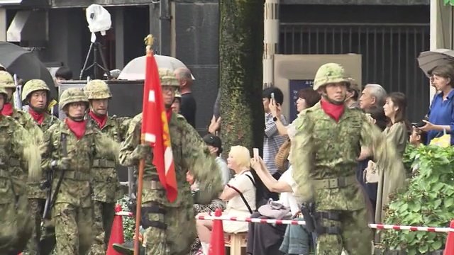 行進する徒歩部隊