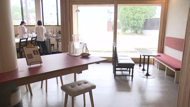 1階はカフェ　2階はコワーキングスペースに