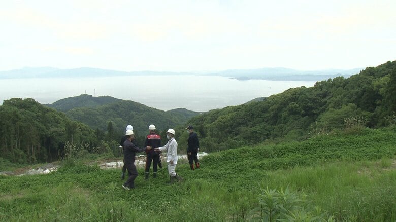 県の職員などが調査にあたっている