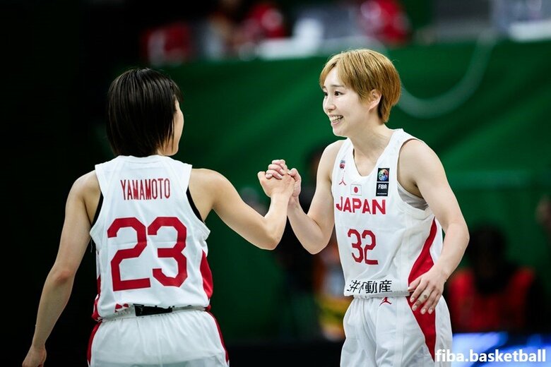 ハンガリー戦での山本麻衣選手（左）と宮崎早織選手（現地9日、ハンガリー・ショプロン）