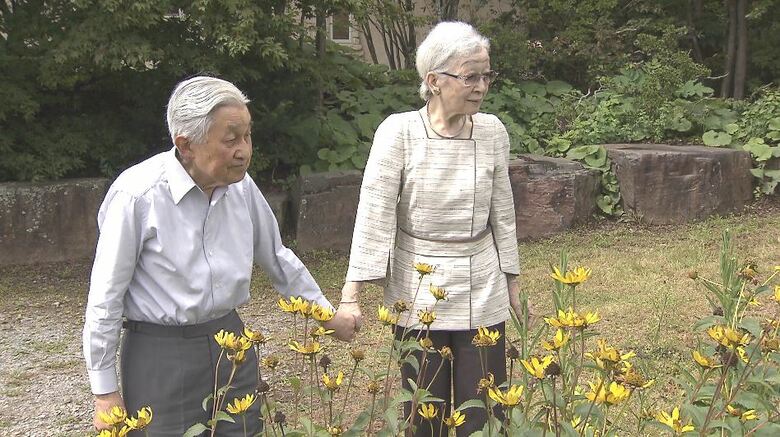 記念碑の周囲に咲く花をご覧になる