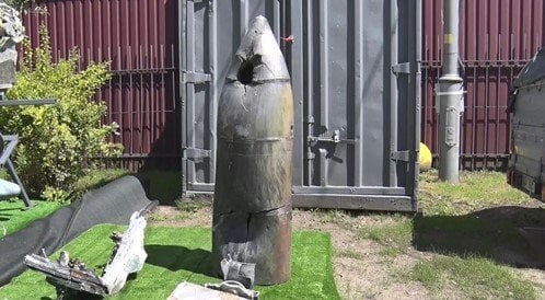 撃ち落とされた際の大きな穴が開いている「キンジャール」