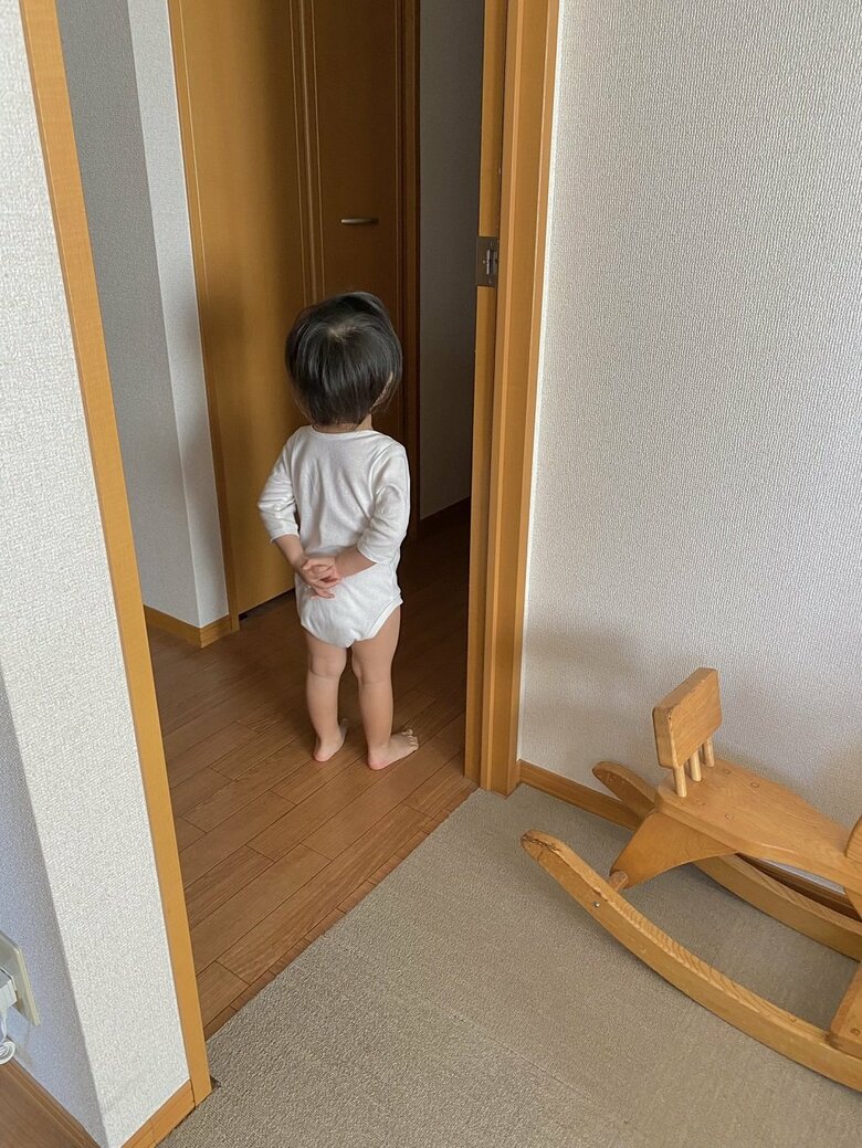 肌着で見送ってくれている