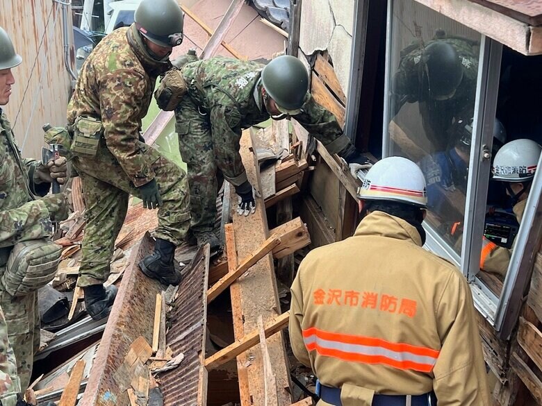 消防との共同作業　提供：防衛省