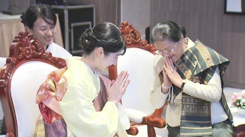 ラオス伝統の幸せを祈る「バーシー」の儀式に臨まれた