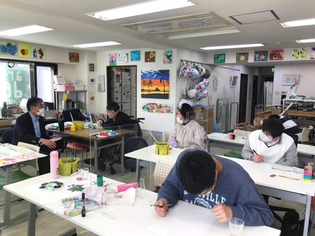 アールのアトリエで柴田さんに取材する筆者（左端）