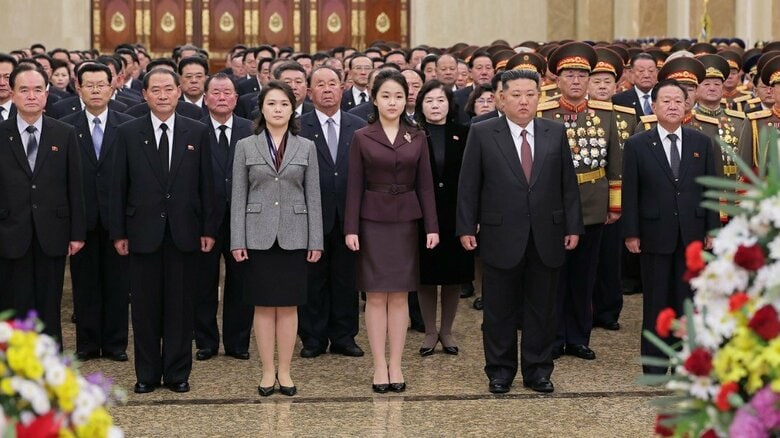 祖父・金日成氏と父・金正日氏の遺体が保存された施設で“新年の挨拶”をする金総書記　中央はジュエ氏