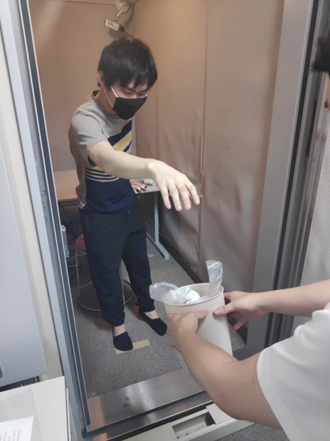 ゴミ箱に捨てる（提供：名古屋大学大学院 川合伸幸教授）