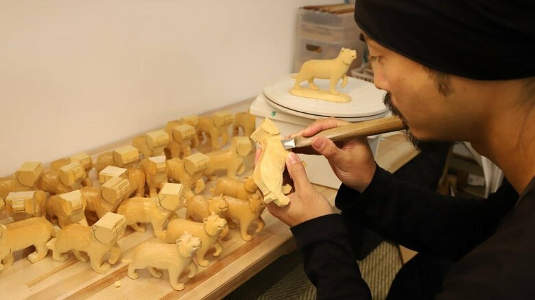 干支の寅を制作している様子