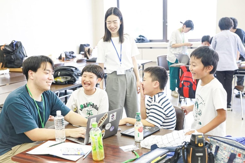 大学生・大学院生のチューターが子どもたちの研究に伴走する　撮影：青木信之