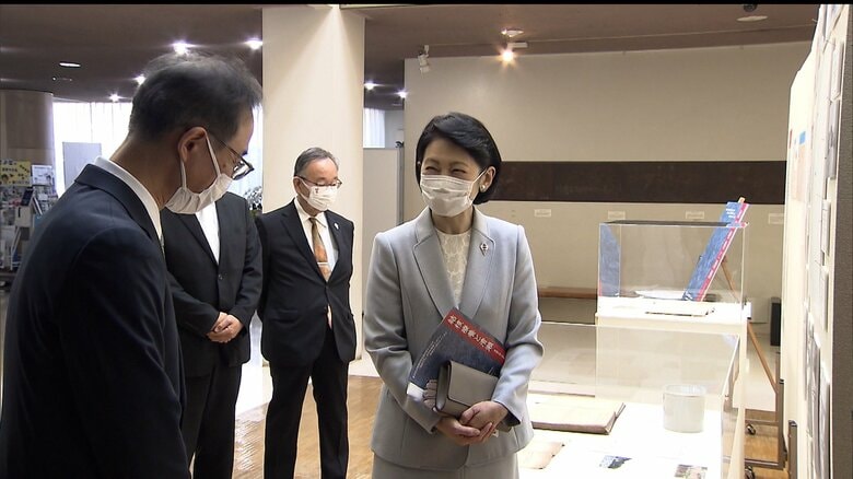 テーマ展示「結核療養と清瀬」をご覧になられる紀子さま（2022年4月11日）