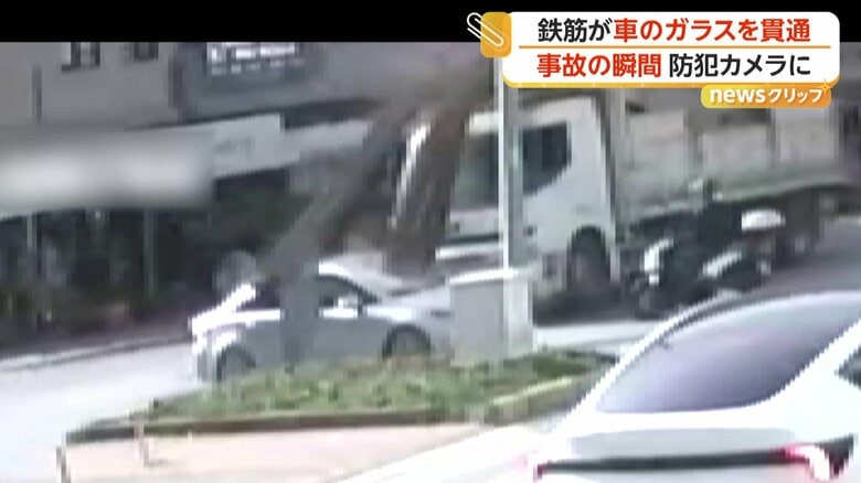 荷台に乗せていた鉄筋の束がずり落ち、車を直撃する瞬間（4月13日、トルコ・アンタルヤ）④
