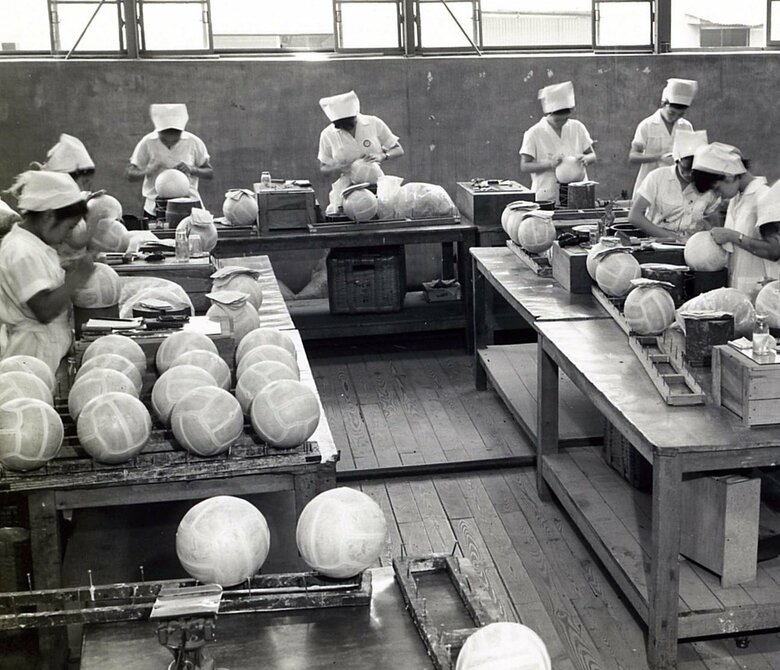 1963年 バレーボールの貼付け作業場（画像提供：株式会社ミカサ）