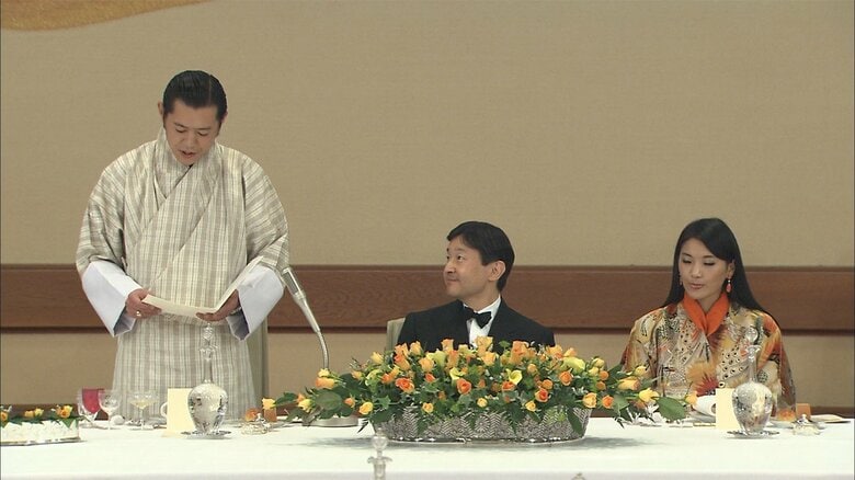 宮中晩さん会で、挨拶をするワンチュク国王（2011年）