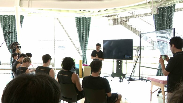 選手たちとのミーティングの様子（2024年）