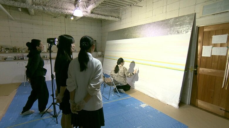巨大絵画を制作する會津格さんたち