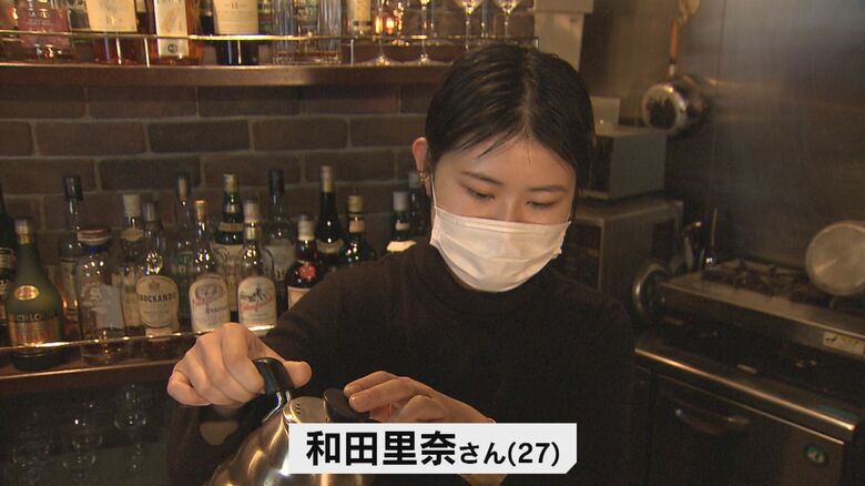 昼の時間帯だけ知人が営むバーを間借りして働く和田里奈さん