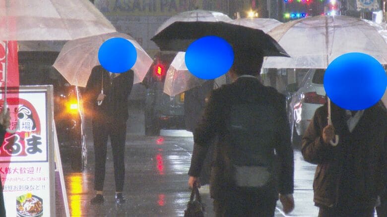 客引きとみられる男