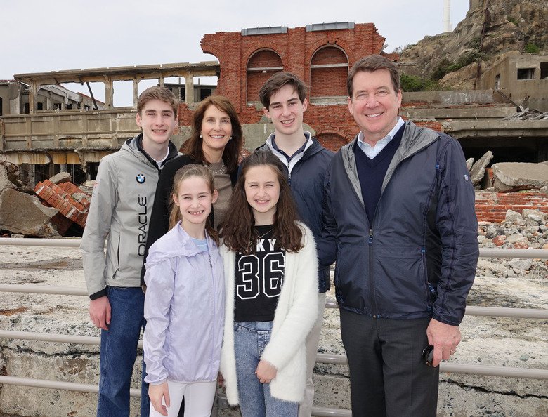 ユネスコの世界遺産に登録されている端島(通称・軍艦島）を家族で訪れた（2019年3月撮影・在日米国大使館ツイッターより）