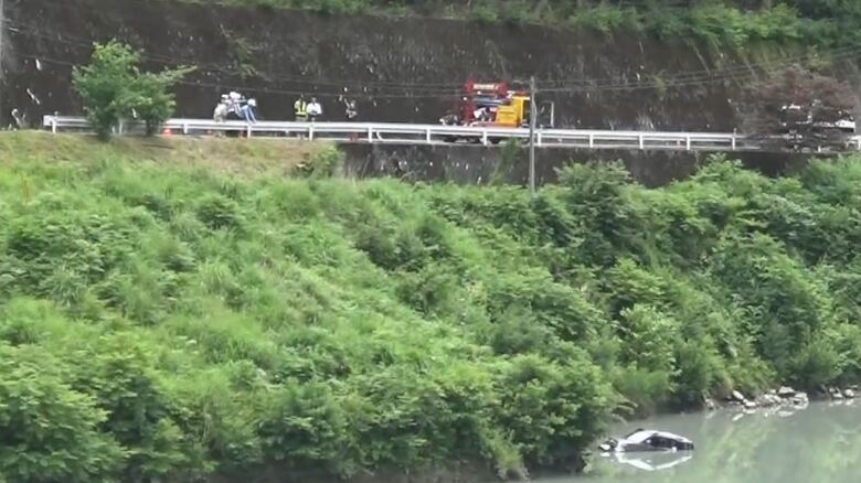 車が川に転落