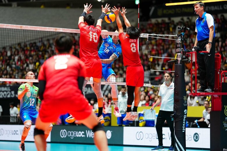 175cmの関田誠大が202cmチェブリをブロック（背番号8）