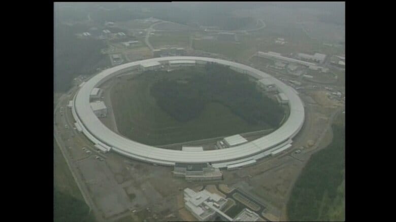 灰色のコートの穴からはスプリングエイトの鑑定により拳銃発射の残渣物が見つかった　資料：スプリングエイト