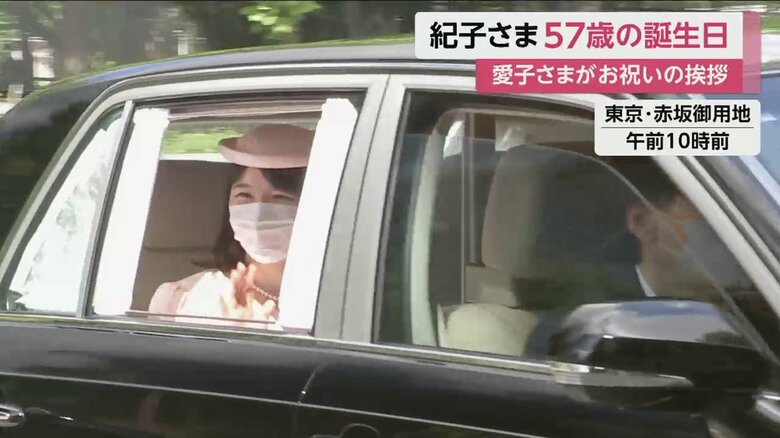 淡いピンクの装いで、紀子さまにお祝いの挨拶に向かわれる愛子さま（11日午前10時前）