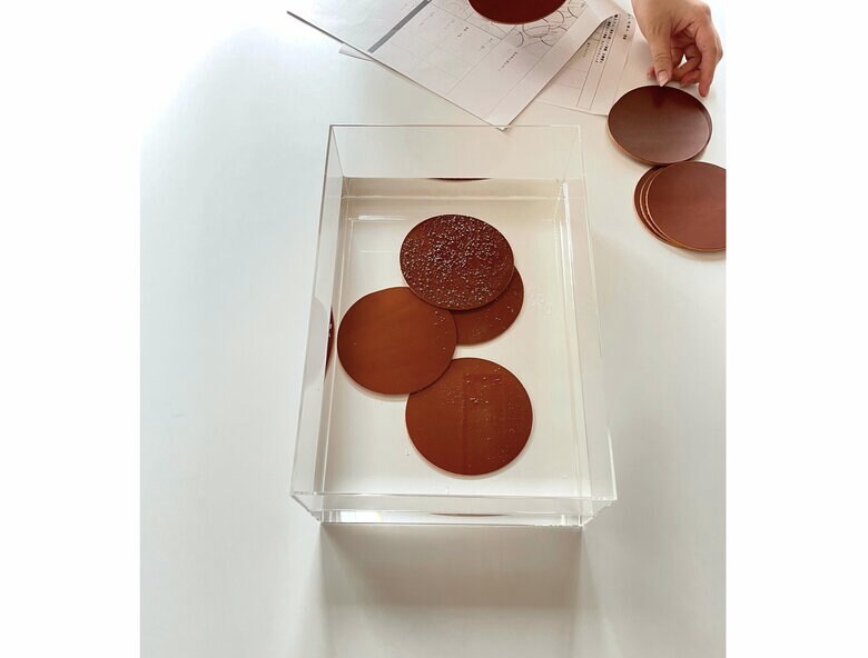 絞り加工前に水にひたして柔らかくする（提供：土屋鞄製造所）