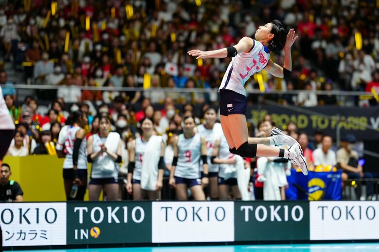 弓のようにしなった身体から弾丸サーブを放つ和田由紀子