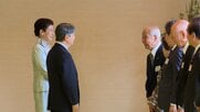 愛子さまも和やかに歓談　両陛下が「国宝」監督を祝福　日本芸術院賞受賞者らと宮中茶会