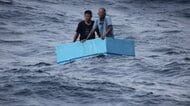 クーラーボックスに乗り漂流　漁師2人を海軍が救助　エビ漁で出港も5日間食事摂れず“脱水症状”　治療後に家族と再会　メキシコ沖合