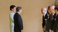 愛子さまも和やかに歓談　両陛下が「国宝」監督を祝福　日本芸術院賞受賞者らと宮中茶会