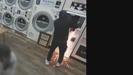 コインランドリーで精算機壊し現金盗もうとしたか　激しい火花も…防犯カメラが捉えた一部始終【愛知発】